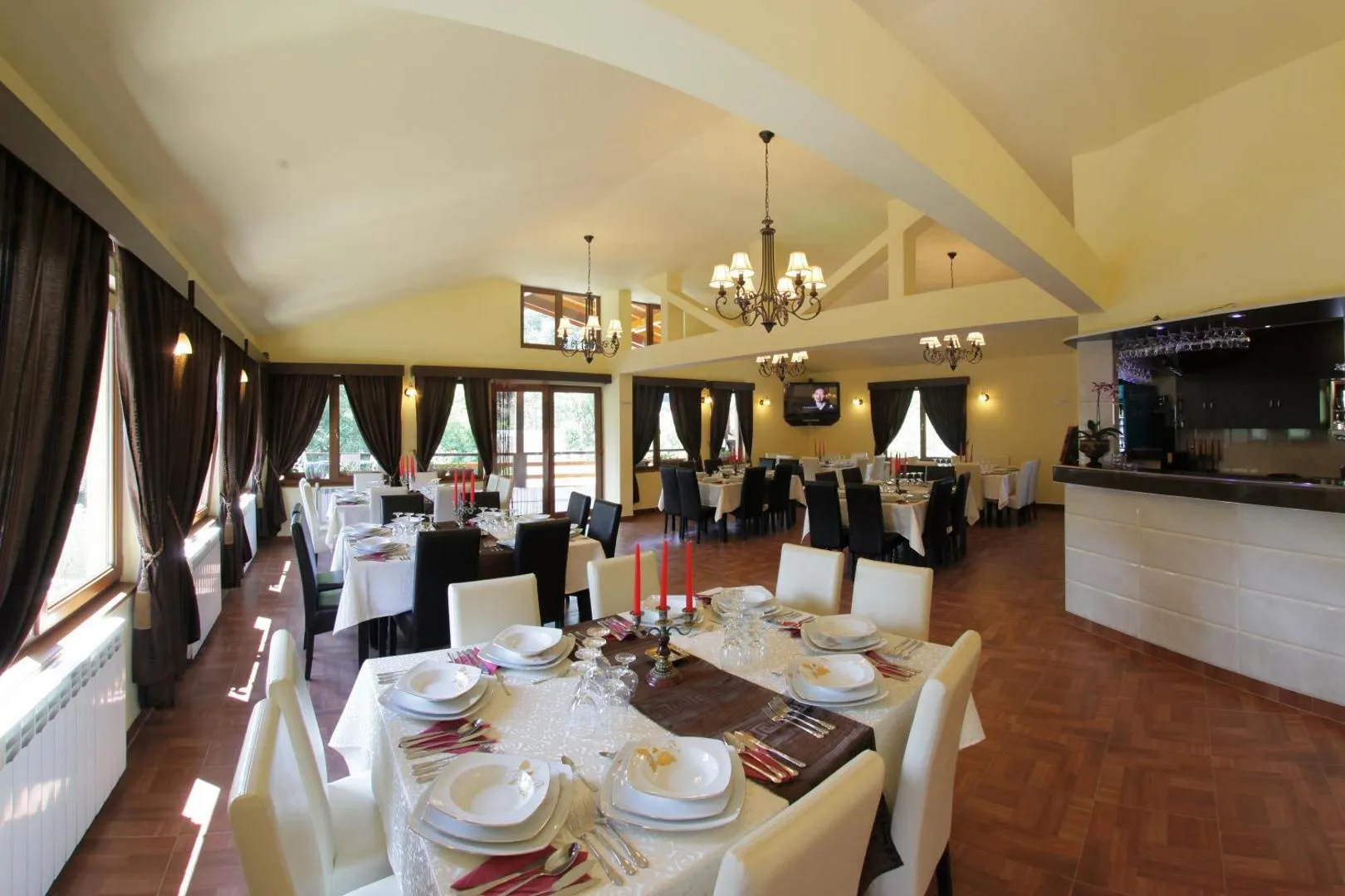 Sala restaurantului La Johnny