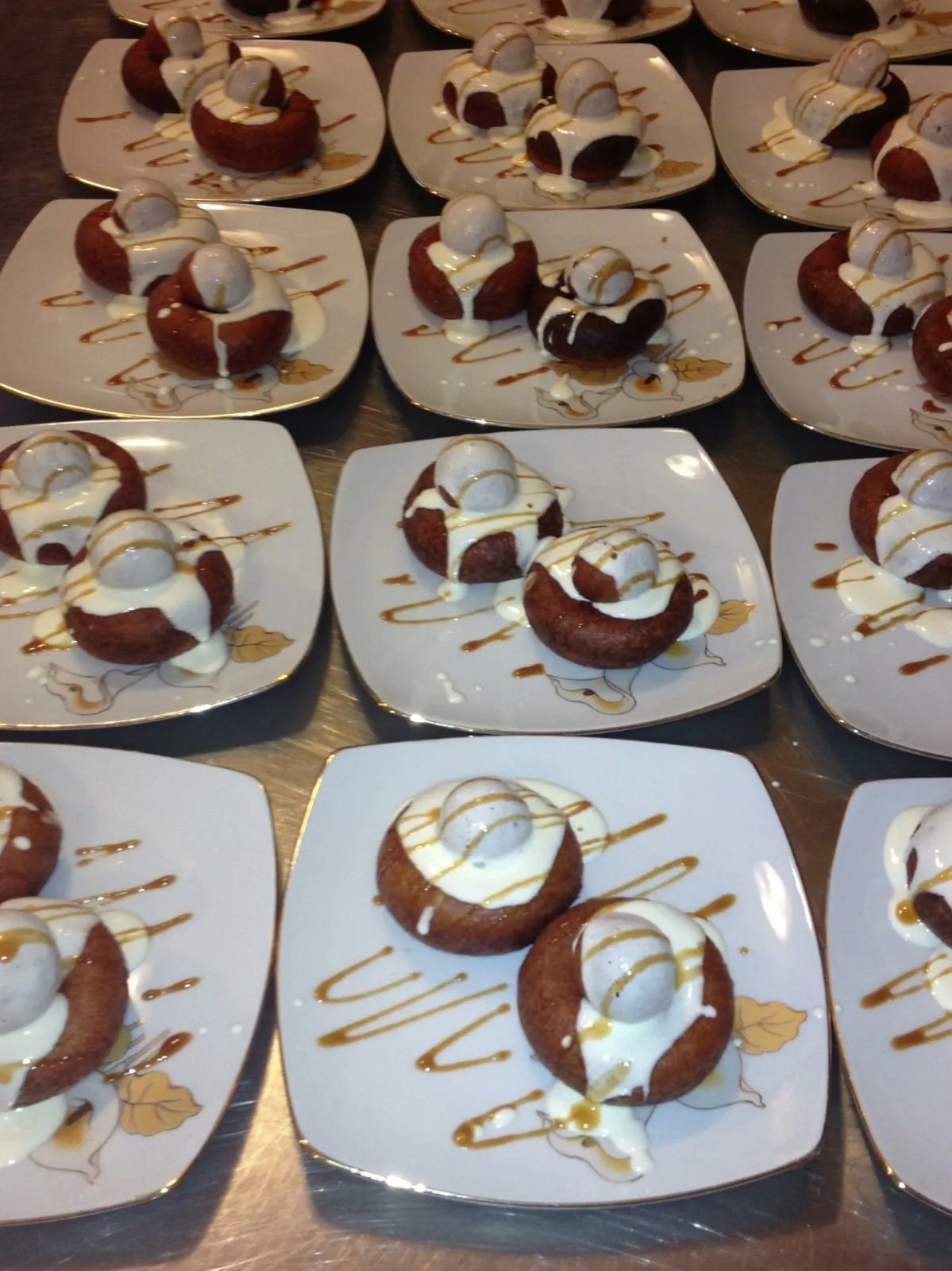 Desert de casă, cu frișcă și caramel – restaurantul La Johnny